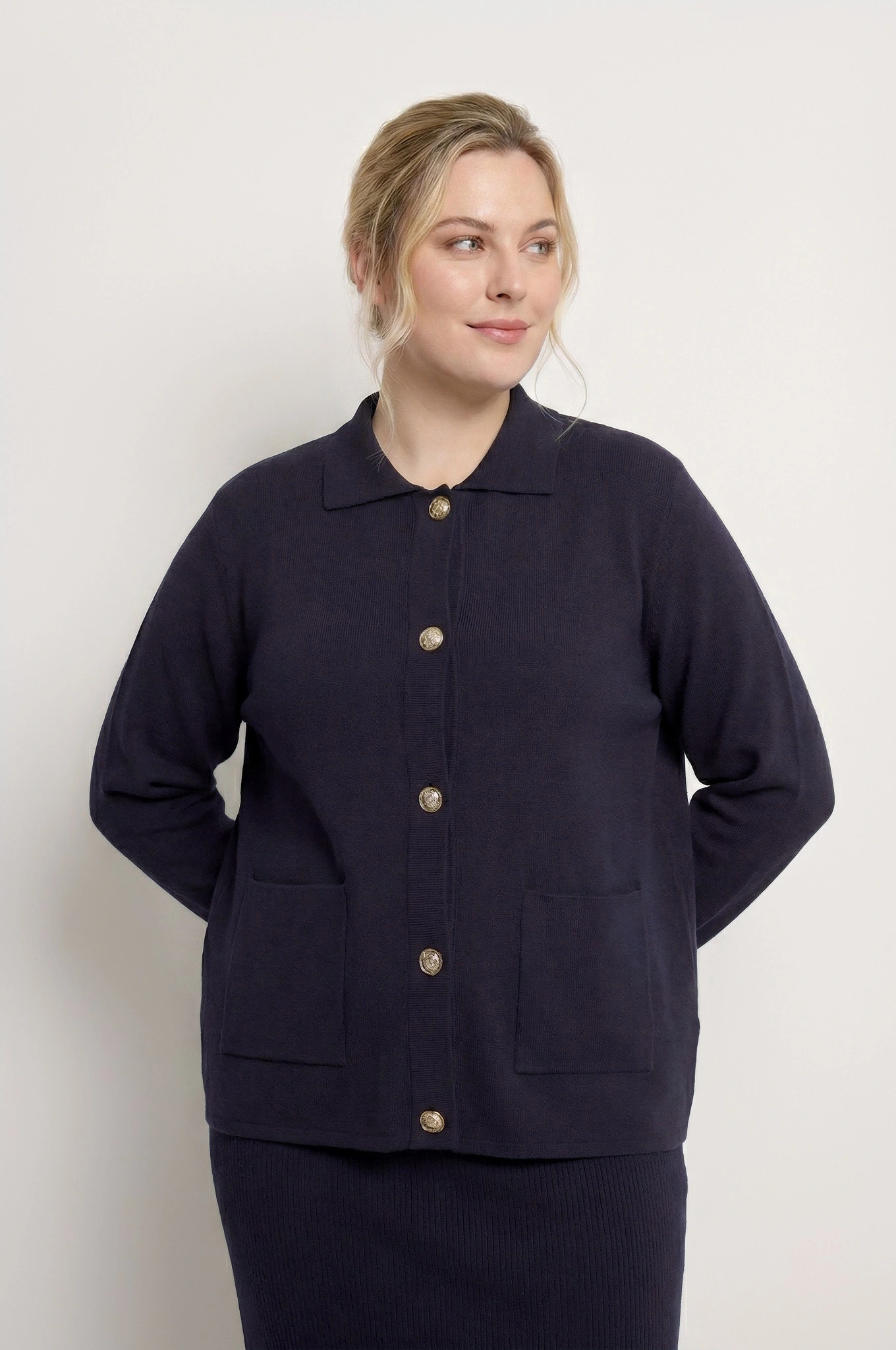 Кардиган темно-синего цвета на пуговицах из смесовой вискозы